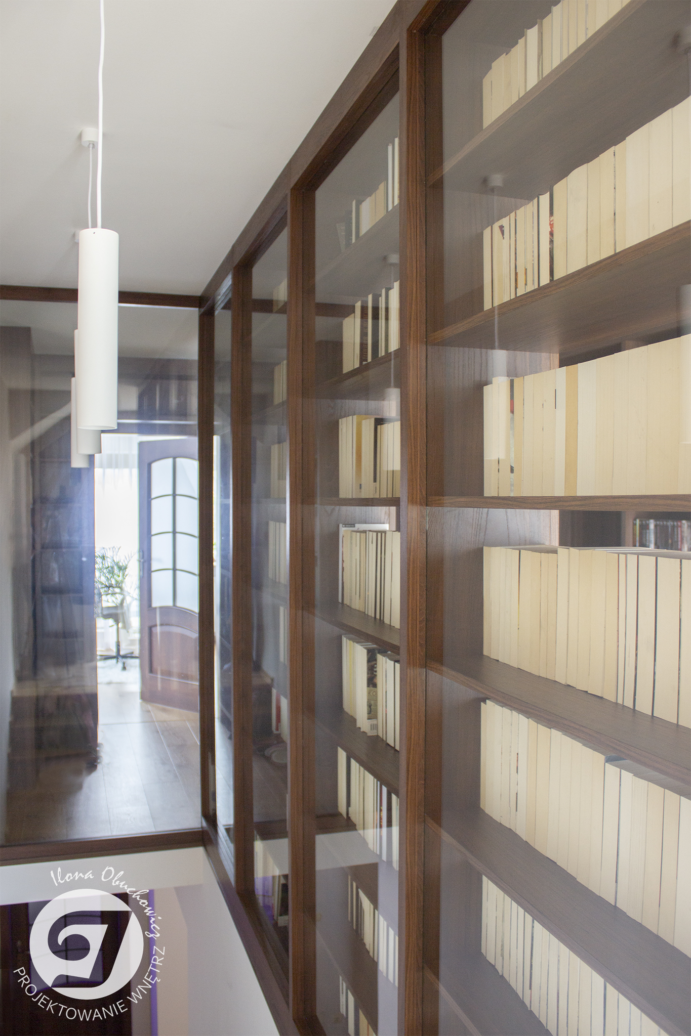 biblioteka, przechowywanie książek, korytarz z regałem na książki, przeszklone regały na książki